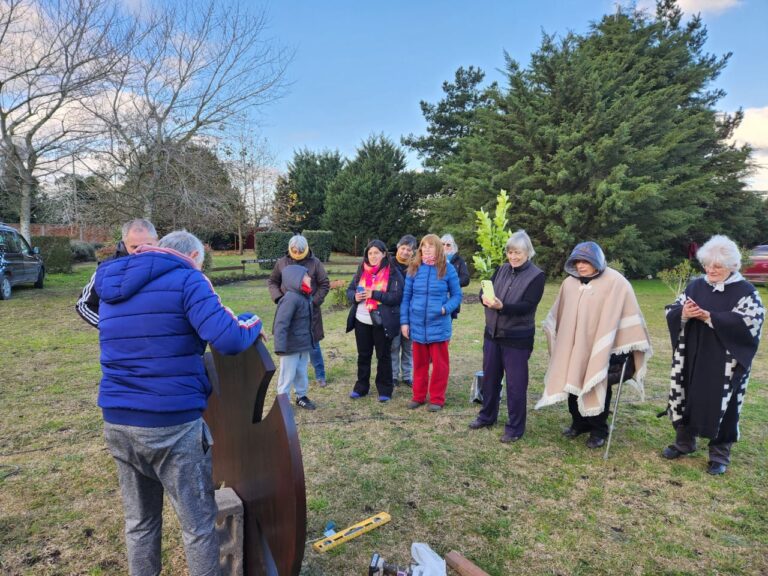 Todos los presentes en Providencia, recibiendo la Cruz de ysipo