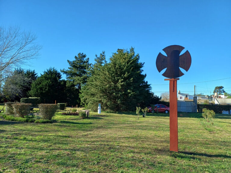 La Cruz ubicada estratégicamente en el centro del predio, simbolizando que Cristo es el eje de toda nuestra obra.