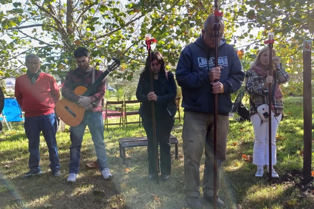 "El cireneo ayuda a Jesús a cargar con la cruz".