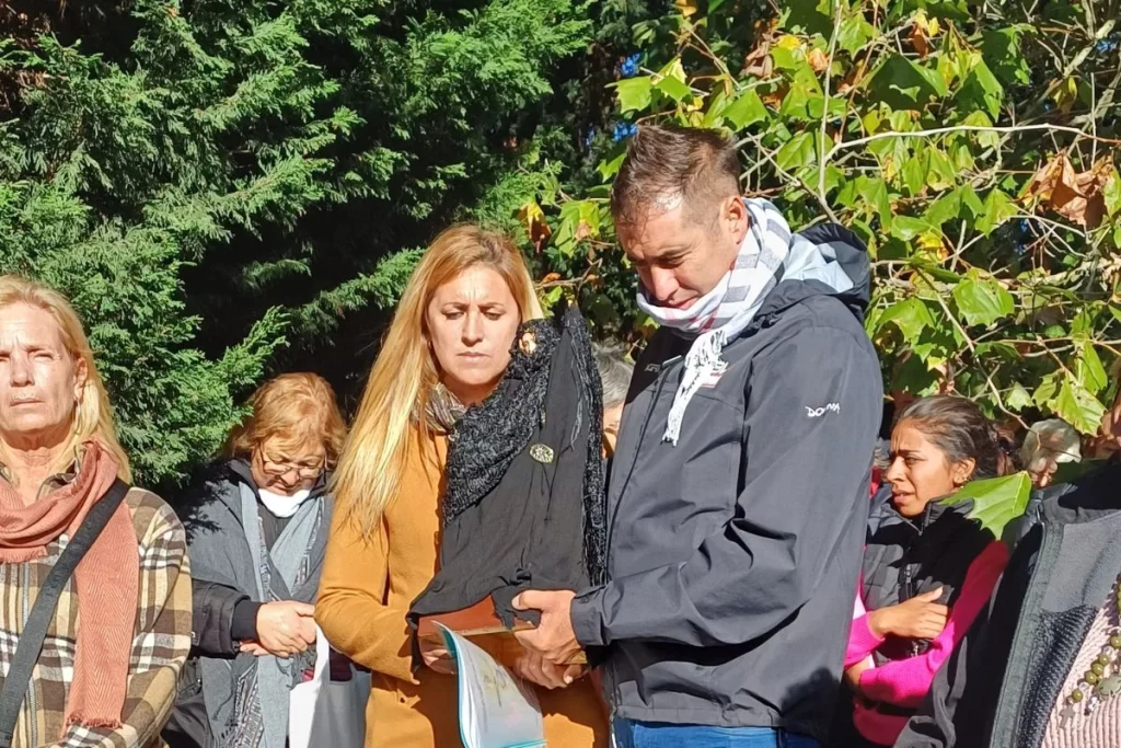 María acompaña a Jesús.