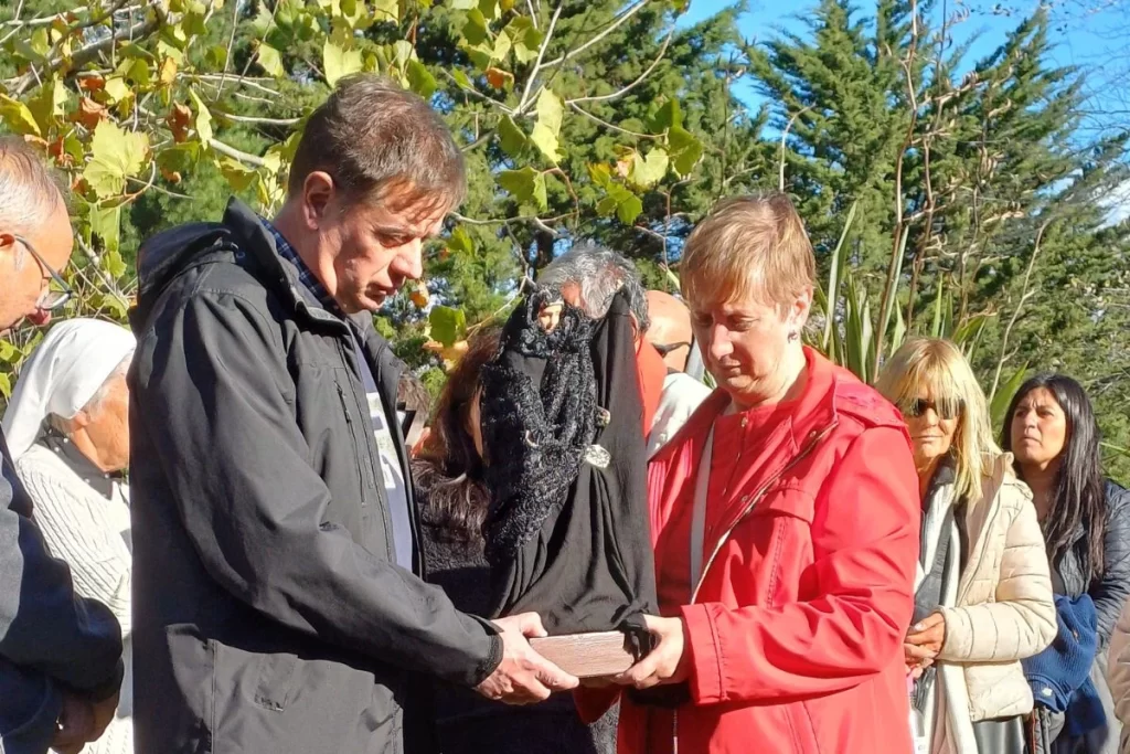 "Mujer, aquí tienes a tu hijo".