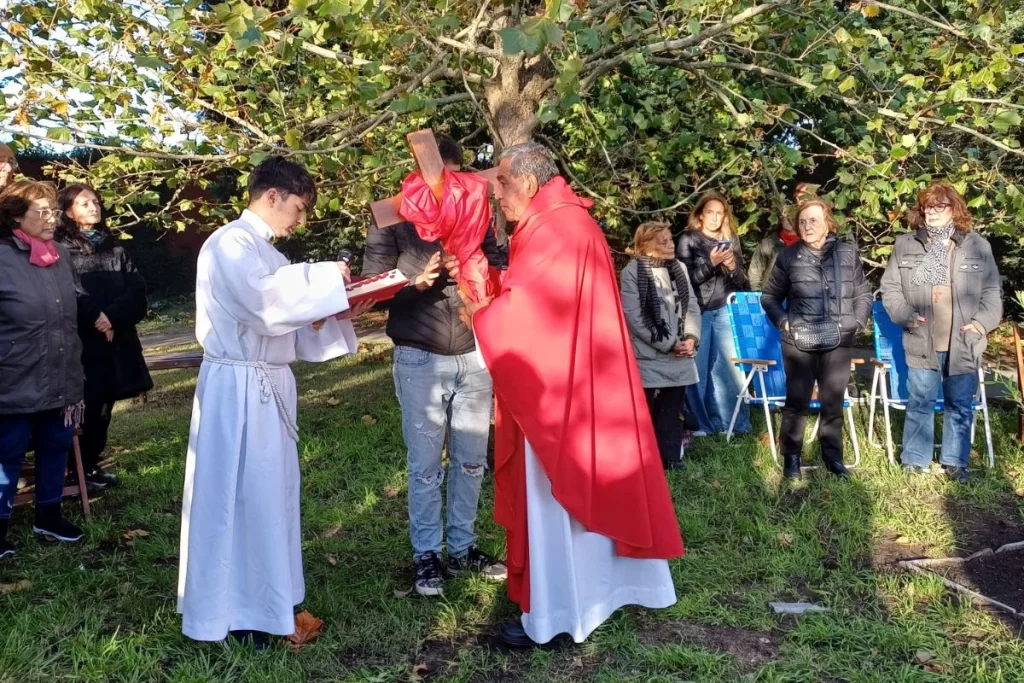 La cruz de Jesucristo es hoy el centro de nuestra asamblea.
