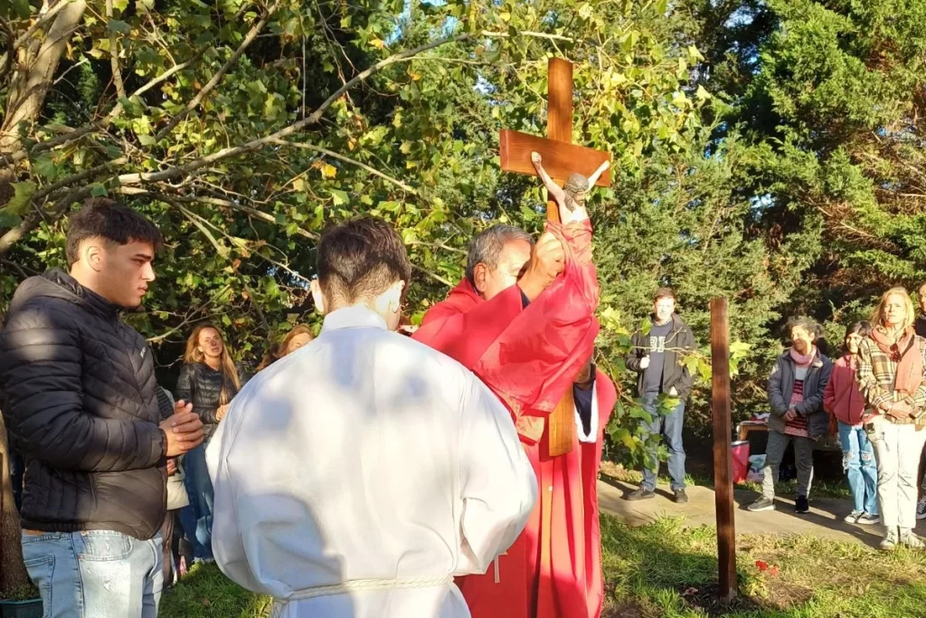 “Este es el árbol de la Cruz donde estuvo suspendida la salvación del mundo.”