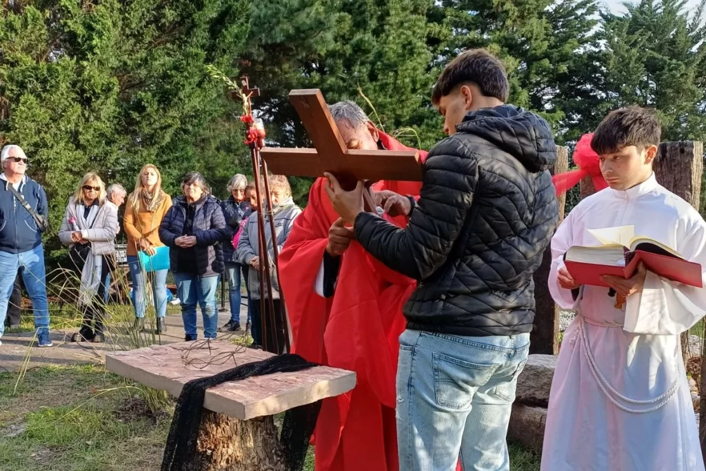 “Adoremos al Señor nuestro Dios”.