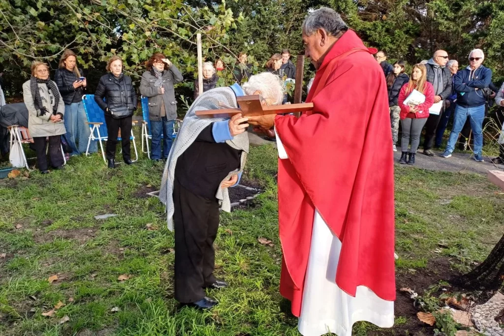 “Adoremos al Señor nuestro Dios”.