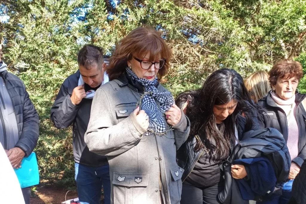 Llevamos en nuestras manos la corona de Cristo.